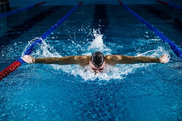 Comment optimiser votre performance en natation : techniques et entraînement efficaces